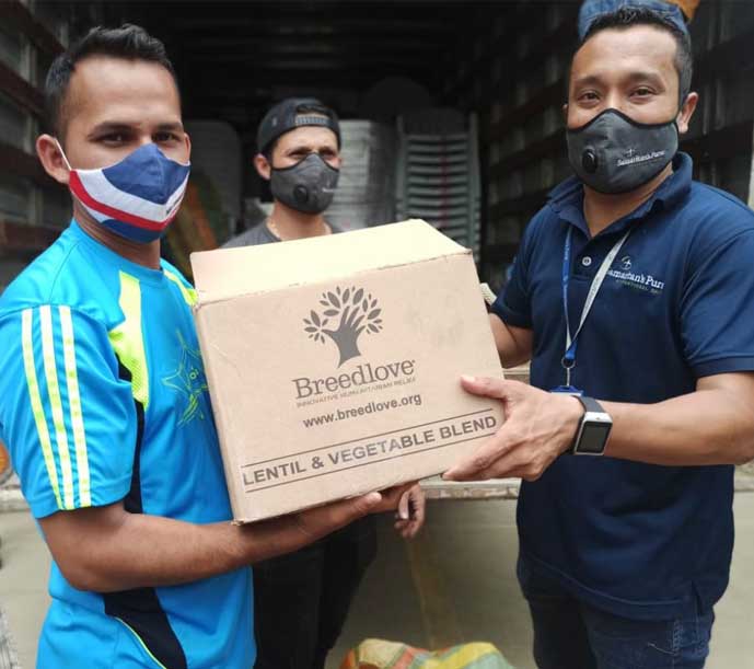 Image of hunger relief partners distributing Breedlove food.